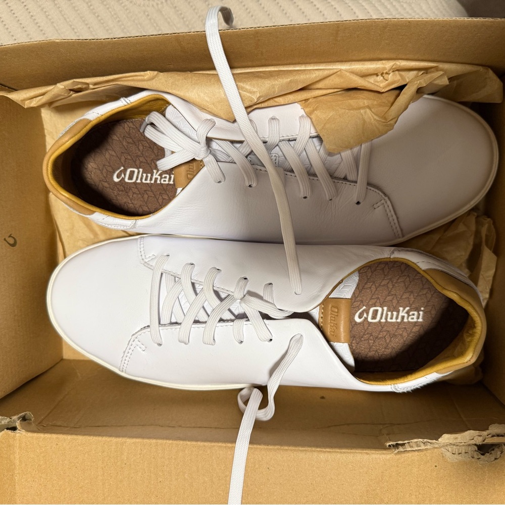 NWT OluKai White Leather Sneakers – Size 11